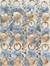 Cargar imagen en el visor de la galería, Llavero con Medalla de San Benito 3cms con Baño de Plata