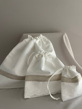 Cargar imagen en el visor de la galería, Set de Bolsitas Multi Usos de Piqué y Tira Bordada Española.