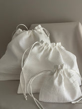 Cargar imagen en el visor de la galería, Set de Bolsitas Multi Usos de Piqué y Tira Bordada Española.