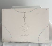 Cargar imagen en el visor de la galería, Kit Bautizo Tul Bordado Español Garden Rose con Placa Virgen de Guadalupe