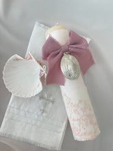 Cargar imagen en el visor de la galería, Kit Bautizo Colección PEONY Bordado Tul Español con Medalla Virgen Guadalupe 5cms Ovalada