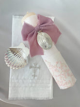 Cargar imagen en el visor de la galería, Kit Bautizo Colección PEONY Bordado Tul Español con Medalla Virgen Guadalupe 5cms Ovalada