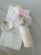 Cargar imagen en el visor de la galería, Kit Bautizo Colección PEONY Bordado Tul Español con Medalla Virgen Guadalupe 5cms Ovalada