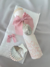 Cargar imagen en el visor de la galería, Kit Bautizo Colección PEONY Bordado Tul Español con Medalla Virgen Guadalupe 5cms Ovalada