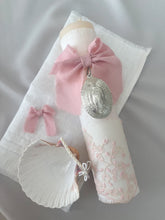 Cargar imagen en el visor de la galería, Kit Bautizo Colección PEONY Bordado Tul Español con Medalla Virgen Guadalupe 5cms Ovalada