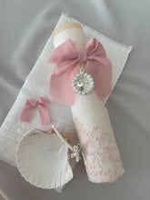 Cargar imagen en el visor de la galería, Kit Bautizo Colección PEONY Bordado Tul Español con Medalla Virgen Guadalupe Perlas