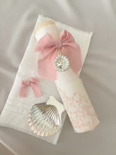 Cargar imagen en el visor de la galería, Kit Bautizo Colección PEONY Bordado Tul Español con Medalla Virgen Guadalupe Perlas