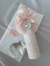 Cargar imagen en el visor de la galería, Kit Bautizo Colección PEONY Bordado Tul Español con Medalla Virgen Guadalupe Perlas