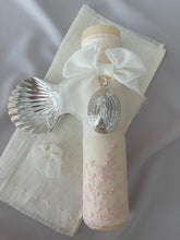 Cargar imagen en el visor de la galería, Kit Bautizo Colección PEONY Bordado Tul Español con Medalla Virgen Guadalupe 5cms Ovalada