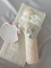 Cargar imagen en el visor de la galería, Kit Bautizo Colección PEONY Bordado Tul Español con Medalla Virgen Guadalupe 5cms Ovalada