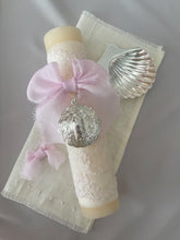 Cargar imagen en el visor de la galería, Kit Bautizo Colección PEONY Bordado Tul Español con Medalla Virgen Guadalupe 5cms Redonda