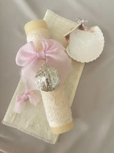 Cargar imagen en el visor de la galería, Kit Bautizo Colección PEONY Bordado Tul Español con Medalla Virgen Guadalupe 5cms Redonda