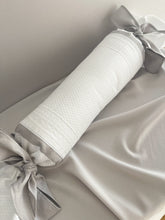 Cargar imagen en el visor de la galería, Caramelo Anti Vuelco Piqué y Tira Bordada Española