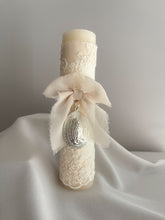 Cargar imagen en el visor de la galería, Velas Colección Tul Bordado Medallas Virgen Guadalupe y Milagrosa