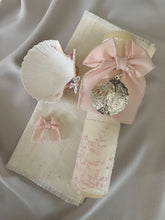 Cargar imagen en el visor de la galería, Kit Bautizo Colección PEONY Bordado Tul Español con Medalla Virgen Guadalupe 5cms Redonda