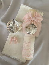 Cargar imagen en el visor de la galería, Kit Bautizo Colección PEONY Bordado Tul Español con Medalla Virgen Guadalupe 5cms Redonda