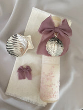 Cargar imagen en el visor de la galería, Kit Bautizo Colección PEONY Bordado Tul Español con Medalla Virgen Guadalupe 5cms Redonda