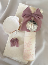 Cargar imagen en el visor de la galería, Kit Bautizo Colección PEONY Bordado Tul Español con Medalla Virgen Guadalupe 5cms Redonda