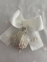 Cargar imagen en el visor de la galería, Cubre Porta Bebé Colección Estrellitas Piqué y Tira Bordada Española