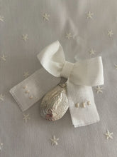 Cargar imagen en el visor de la galería, Cubre Porta Bebé Colección Estrellitas Piqué y Tira Bordada Española