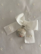 Cargar imagen en el visor de la galería, Cubre Porta Bebé Colección Estrellitas Piqué y Tira Bordada Española