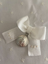 Cargar imagen en el visor de la galería, Cubre Porta Bebé Colección Estrellitas Piqué y Tira Bordada Española