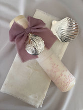 Cargar imagen en el visor de la galería, Kit Bautizo Colección PEONY Bordado Tul Español con Medalla Virgen Guadalupe 5cms Redonda