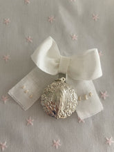 Cargar imagen en el visor de la galería, Cubre Porta Bebé Colección Estrellitas Piqué y Tira Bordada Española