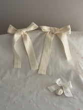 Cargar imagen en el visor de la galería, Cubre Porta Bebé Colección Estrellitas Piqué y Tira Bordada Española