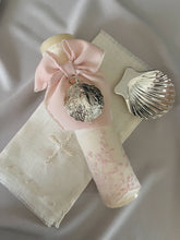 Cargar imagen en el visor de la galería, Kit Bautizo Colección PEONY Bordado Tul Español con Medalla Virgen Guadalupe 5cms Redonda