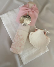 Cargar imagen en el visor de la galería, Kit Bautizo Colección PEONY Bordado Tul Español con Medalla Virgen Guadalupe 5cms Redonda