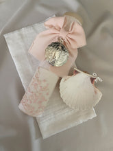 Cargar imagen en el visor de la galería, Kit Bautizo Colección PEONY Bordado Tul Español con Medalla Virgen Guadalupe 5cms Redonda