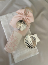 Cargar imagen en el visor de la galería, Kit Bautizo Colección PEONY Bordado Tul Español con Medalla Virgen Guadalupe 5cms Redonda