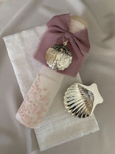 Cargar imagen en el visor de la galería, Kit Bautizo Colección PEONY Bordado Tul Español con Medalla Virgen Guadalupe 5cms Redonda