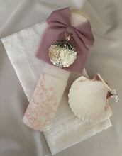 Cargar imagen en el visor de la galería, Kit Bautizo Colección PEONY Bordado Tul Español con Medalla Virgen Guadalupe 5cms Redonda