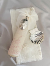 Cargar imagen en el visor de la galería, Kit Bautizo Colección PEONY Bordado Tul Español con Medalla Virgen Guadalupe 5cms Ovalada