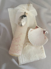 Cargar imagen en el visor de la galería, Kit Bautizo Colección PEONY Bordado Tul Español con Medalla Virgen Guadalupe 5cms Ovalada