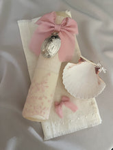 Cargar imagen en el visor de la galería, Kit Bautizo Colección PEONY Bordado Tul Español con Medalla Virgen Guadalupe 5cms Ovalada