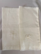 Cargar imagen en el visor de la galería, Kit Bautizo Colección PEONY Bordado Tul Español con Medalla Virgen Guadalupe Perlas