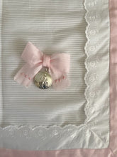 Cargar imagen en el visor de la galería, Cubre Porta Bebé ELEGANCE de Piqué  y Tira Bordada Española