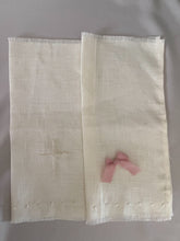 Cargar imagen en el visor de la galería, Kit Bautizo Colección PEONY Bordado Tul Español con Medalla Virgen Guadalupe 5cms Ovalada