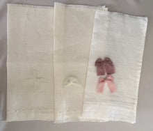 Cargar imagen en el visor de la galería, Kit Bautizo Colección PEONY Bordado Tul Español con Medalla Virgen Guadalupe Perlas