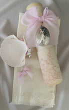 Cargar imagen en el visor de la galería, Kit Bautizo Colección PEONY Bordado Tul Español con Medalla Virgen Guadalupe 5cms Ovalada