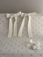 Cargar imagen en el visor de la galería, Cubre Porta Bebé Colección Estrellitas Piqué y Tira Bordada Española