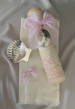 Cargar imagen en el visor de la galería, Kit Bautizo Colección PEONY Bordado Tul Español con Medalla Virgen Guadalupe 5cms Ovalada