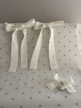 Cargar imagen en el visor de la galería, Cubre Porta Bebé Colección Estrellitas Piqué y Tira Bordada Española