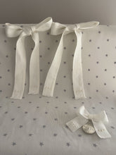 Cargar imagen en el visor de la galería, Cubre Porta Bebé Colección Estrellitas Piqué y Tira Bordada Española