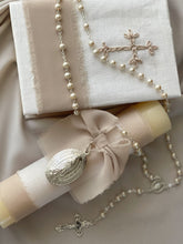 Cargar imagen en el visor de la galería, Kit Primera Comunión CLÁSICO con Medalla Virgen Guadalupe Ovalada 5 cms.