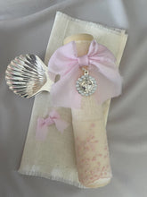 Cargar imagen en el visor de la galería, Kit Bautizo Colección PEONY Bordado Tul Español con Medalla Virgen Guadalupe Perlas