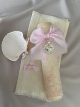 Cargar imagen en el visor de la galería, Kit Bautizo Colección PEONY Bordado Tul Español con Medalla Virgen Guadalupe Perlas